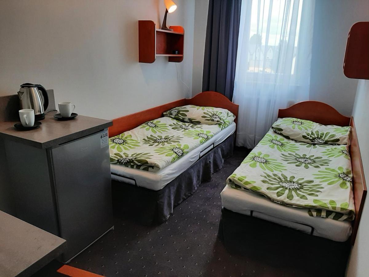 Pensjonat Edana 尤斯托尼莫斯基 外观 照片